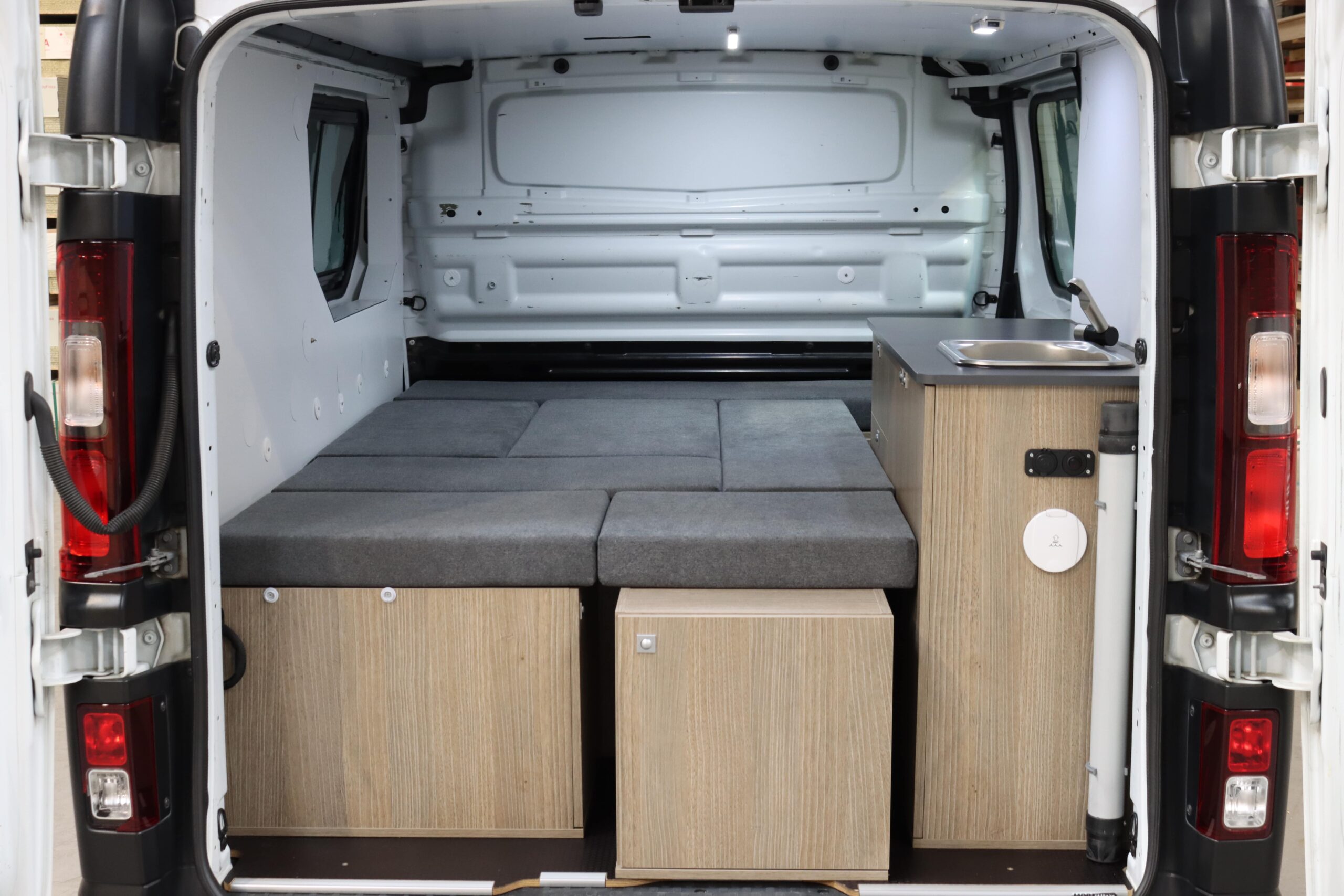 8 kits d'aménagement pour transformer les voitures ou les utilitaires en  camping-car tout confort - NeozOne